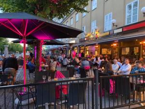 a crowd of people sitting at tables outside a restaurant at Motala Stadshotell in Motala