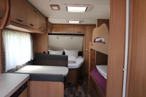 Una pequeña habitación con dos literas. en Campingplatz Hof Biggen, en Attendorn