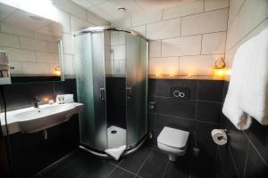 Koupelna v ubytování Vulcan Hotel