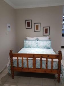 Giường trong phòng chung tại Genie's Nest Ooie 3