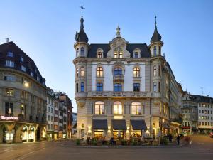 巴塞尔Hotel Märthof Basel的街道中间的大建筑