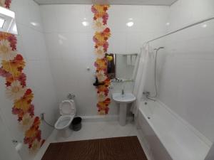 Ett badrum på Salam Inn