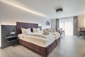een slaapkamer met een groot bed in een kamer bij Hotel Ritter Badenweiler in Badenweiler