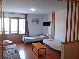a hotel room with two beds and a tv at Apartamentos Lake Placid 3000 in Pas de la Casa