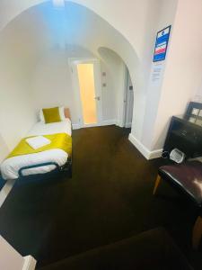 Postel nebo postele na pokoji v ubytování Bloomsbury Palace Hotel