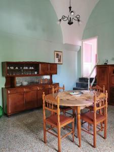 una sala da pranzo con tavolo e sedie in legno di Casetta Stellata Monteforte a Casarano