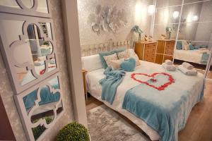 Un dormitorio con una cama con un corazón. en Una MIRADA A LA CATEDRAL-Apartamentos Burgos Catedral, en Burgos