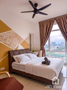 um quarto com uma cama e uma ventoinha de tecto em Havona Residence By JettBros Johor Bahru em Johor Bahru