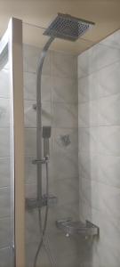 um chuveiro na casa de banho com uma cabeça de chuveiro em appartement calme de 48m2 em Amélie-les-Bains-Palalda