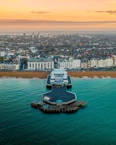 Ett flygfoto av Southsea Royale Studio, James Bond, Parking, Seafront