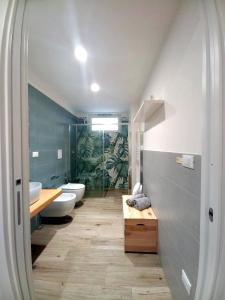 La salle de bains est pourvue de 2 lavabos et de 2 toilettes. dans l'établissement Fico apartment, à San Vito dei Normanni