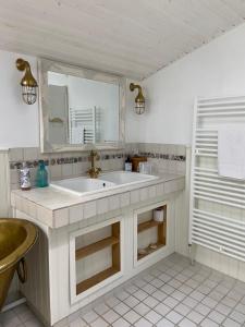 a bathroom with a large sink and a mirror at Hotel Villa Brinkly in Snekkersten