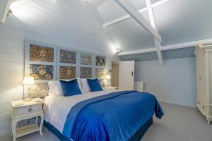 Un pat sau paturi într-o cameră la Farthingdales