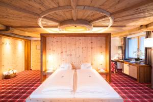 1 dormitorio con 2 camas blancas grandes en una habitación en Hotel Solaria Ischgl - 4 superior, en Ischgl