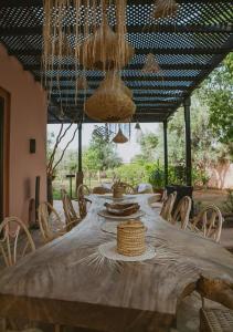 einen Esstisch mit Stühlen und Netzen sowie einen Tisch in der Unterkunft DAR JMEL in Marrakesch