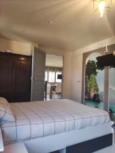 sypialnia z łóżkiem i widokiem na stół w obiekcie appartement calme de 48m2 w mieście Amélie-les-Bains-Palalda