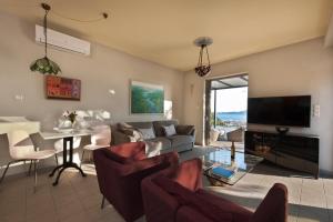 TV a/nebo společenská místnost v ubytování Montofoli Wine Estate