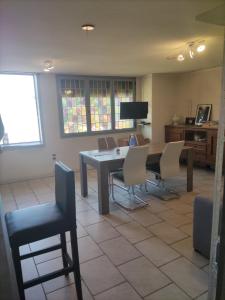 uma sala de estar com uma mesa de jantar e cadeiras em appartement calme de 48m2 em Amélie-les-Bains-Palalda