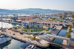 una vista aérea de un puerto deportivo en una ciudad en Ianos Bay en Lefkada