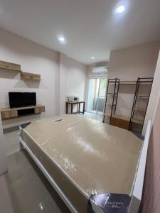 曼谷的住宿－Firstbuild Apartment (เฟิร์สบิวท์อพาร์ทเม้น)，一间客房内的床铺