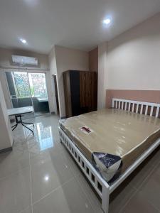 Postel nebo postele na pokoji v ubytování Firstbuild Apartment (เฟิร์สบิวท์อพาร์ทเม้น)