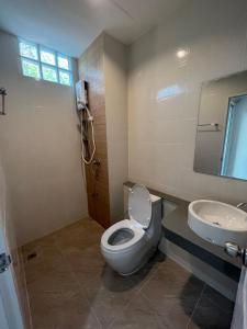曼谷的住宿－Firstbuild Apartment (เฟิร์สบิวท์อพาร์ทเม้น)，一间带卫生间和水槽的浴室