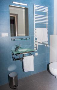 ポズナンにあるWILla Medicaの青いバスルーム(洗面台、トイレ付)