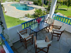 Bazén v ubytování Minimal Resort with Pool in Siviri, 150m from the Sea nebo v jeho okolí