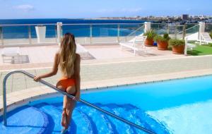 Bazén v ubytování Exclusives Apartment 10 meters to Ocean nebo v jeho okolí