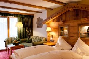 Postel nebo postele na pokoji v ubytování Hotel Solaria Ischgl - 4 superior + 37 fotografií