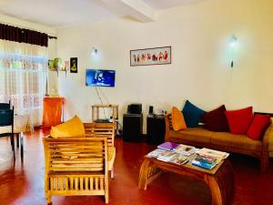 sala de estar con sofá y mesa en Heaven Breeze, en Kandy