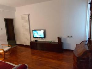 a living room with a flat screen tv on a table at Ca Donzela in Venice