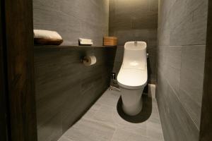 uma casa de banho com um WC branco num quarto em 染 SEN 五条上長 Gojo Kamicho em Quioto