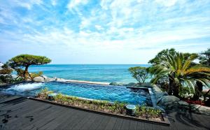 Bazén v ubytování Paradise Hotel Busan nebo v jeho okolí