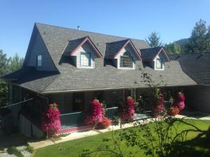 Bygningen som bed-and-breakfastet ligger i + 37 bilder