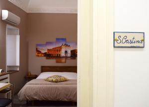 sypialnia z łóżkiem i obrazem na ścianie w obiekcie B&B Benincasa w mieście Palermo +37 zdjęć
