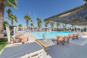 Sundlaugin á Ianos Hotel eða í nágrenninu
