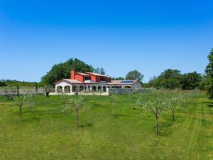 een huis in het midden van een veld met bomen bij Villa Monaco in Svetvinčenat