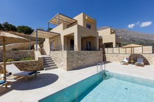 una villa con piscina e una casa di Villa Mariva , south Crete , Triopetra a Triopetra