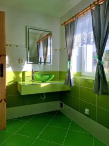 Ванна кімната в Dům a chatka pod Smrkem