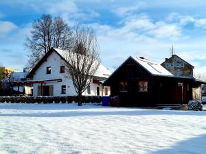 Dům a chatka pod Smrkem durante o inverno