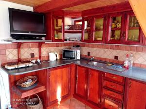A cozinha ou kitchenette de Dům a chatka pod Smrkem