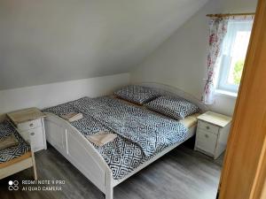 Uma cama ou camas num quarto em Dům a chatka pod Smrkem