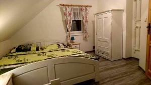 Uma cama ou camas num quarto em Dům a chatka pod Smrkem