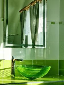 un cuenco verde en un lavabo en el baño en Dům a chatka pod Smrkem, en Nové Město pod Smrkem
