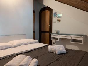 佩斯科克斯坦佐的住宿－La Baita dei Vicerè，一间卧室配有带毛巾的床