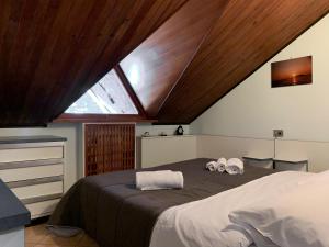 1 dormitorio con 1 cama con 2 toallas en La Baita dei Vicerè, en Pescocostanzo