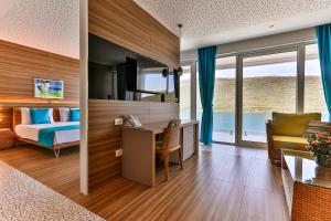 TV a/nebo společenská místnost v ubytování Carine Hotel Kumbor Superior