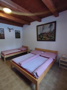 Giường trong phòng chung tại apartmány pod Vysákem
