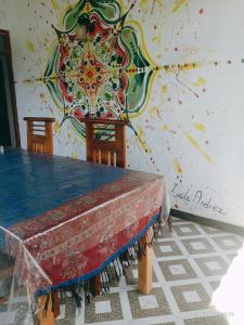 una mesa en una habitación con una pared colorida en Romaclan Villa, en Midigama East